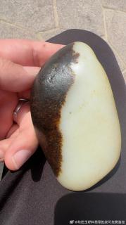 新疆和田玉籽料原石,聚黑皮,真皮真色,半皮半肉的一个大手把件