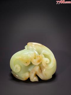 和田玉黄玉雕卧羊衔仙草把玩件摆件