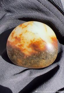 新疆和田玉籽料原石,真皮真色,这件材料雕刻螃蟹再好不过了,从俏色看