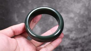 青玉籽料为何被称作"大地之息"?和田玉里的沉稳能量源🌿